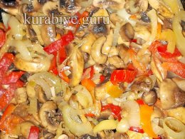 Острая курица тушеная с грибами и перцем