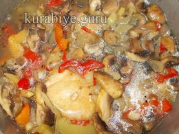 Острая курица тушеная с грибами и перцем