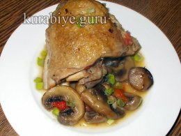 Острая курица тушеная с грибами и перцем