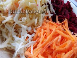Салат витаминный из капусты, свёклы и яблок