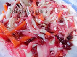 Салат витаминный из капусты, свёклы и яблок