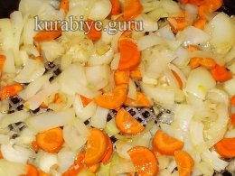 Мясное рагу с грибами и соусом из красного вина