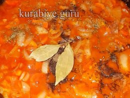 Мясное рагу с грибами и соусом из красного вина