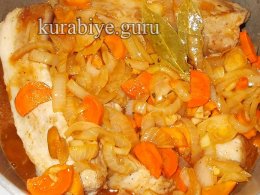 Мясное рагу с грибами и соусом из красного вина