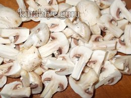 Мясное рагу с грибами и соусом из красного вина