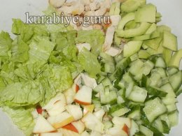 Салат с авокадо, курицей и огурцом