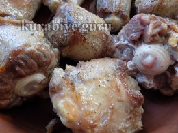 Хвосты тушеные в красном вине с овощами 
