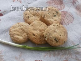 Сирне печиво зі шкварками 