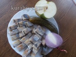 Закуска из солёной сельди с яблоком и сметанной заправкой