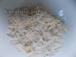 Медова коврижка зі сливами