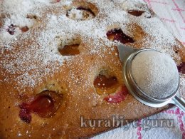 Медова коврижка зі сливами