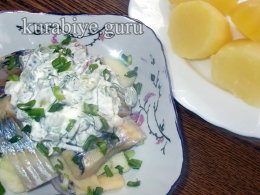 Закуска из солёной сельди с яблоком и сметанной заправкой