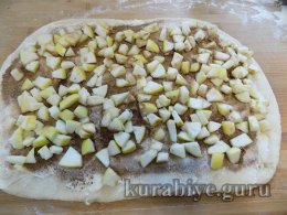Рулетики з яблуками та карамельним соусом