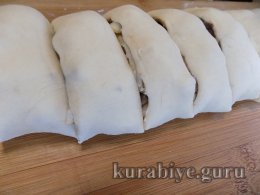 Рулетики з яблуками та карамельним соусом
