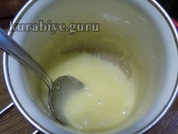 Рулетики з яблуками та карамельним соусом