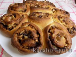 Рулетики з яблуками та карамельним соусом