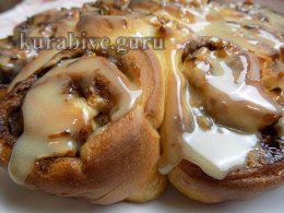 Рулетики з яблуками та карамельним соусом