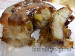 Рулетики з яблуками та карамельним соусом
