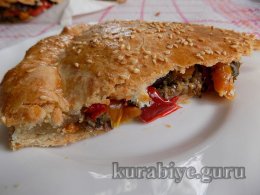 Пирог с карамелизированными баклажанами и перцем