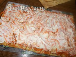 Закусочный торт из слоеного теста с корейской морковкой 