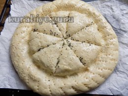 Дріжджовий пиріг зі шпинатом і сиром 