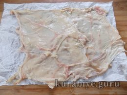 М’ясний рулет з грибами у курячій шкірці 