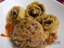 Курка тушкована з рулетиками з грибною начинкою