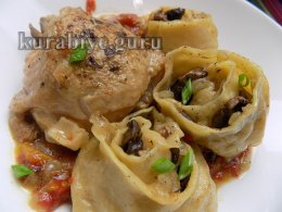 Курка тушкована з рулетиками з грибною начинкою