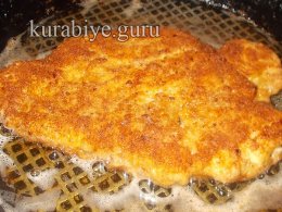 Куриная отбивная с яблочным салатом