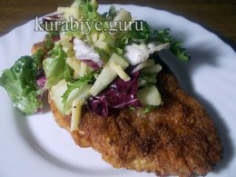 Куриная отбивная с яблочным салатом