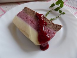 Шоколадно-ягідний десерт з малиновим кулі