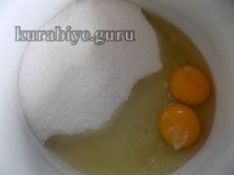 Шоколадний торт зі сливами 