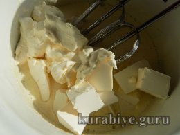 Шоколадний торт зі сливами 