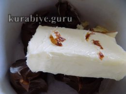 Шоколадний торт зі сливами 