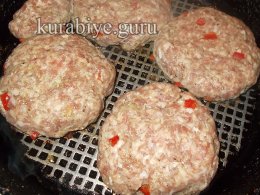 Бургер с тушеным в пиве луком