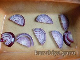 Курка зі сливами у медовій глазурі 