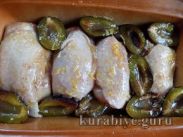 Курка зі сливами у медовій глазурі 