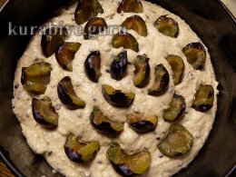 Сливовый пирог с орехами и шоколадом