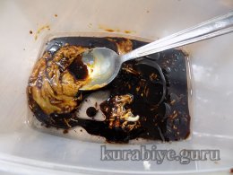М'ясо запечене у духовці з овочами і зеленим соусом 