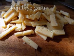 Нарезаем сыр соломкой