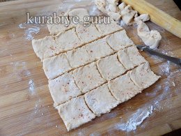 Нарезаем тесто на произвольные кусочки