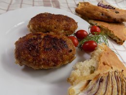 Котлети з ковбасним сиром і помідорами