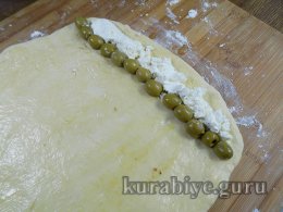 Пиріг дріжджовий з фетою та оливками
