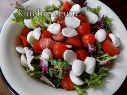 Салат с тунцом и моцареллой