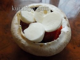 Шампиньоны Капрезе с чесночным маслом 