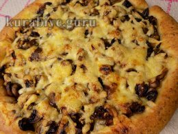 Открытый пирог с грибами и сыром