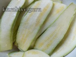 Запеканка из кабачков с сырной начинкой