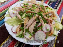 Весняний салат з копченою куркою
