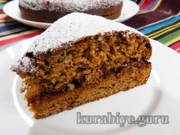 Медовий пиріг з горіхами на чаю 