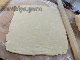 Ніжний пісочний пляцок з джемом і кремом